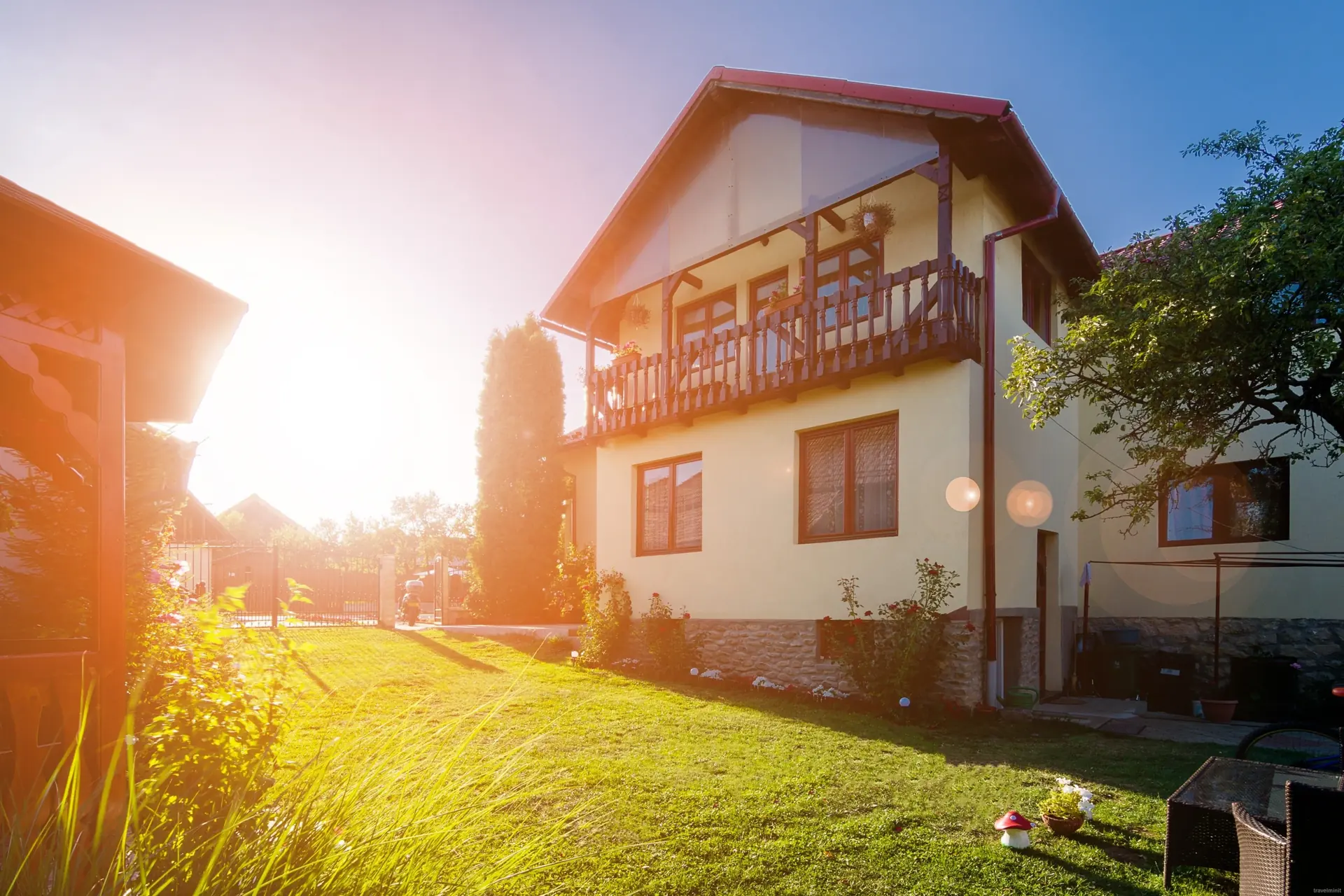 Casa Pensiunii Tip-Top din Sâncraiu, cu balconul de lemn și grădina în lumina apusului
